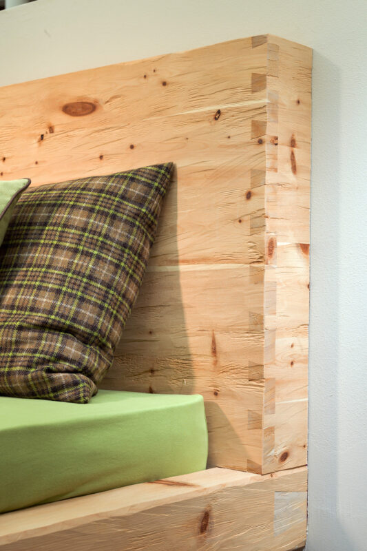 Schlafzimmer Zirbe, Bett, Showroom Lienz und Arnbach, Tischlerei Lanser