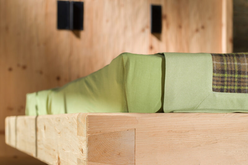 Schlafzimmer Zirbe, Bett, Showroom Lienz und Arnbach, Tischlerei Lanser