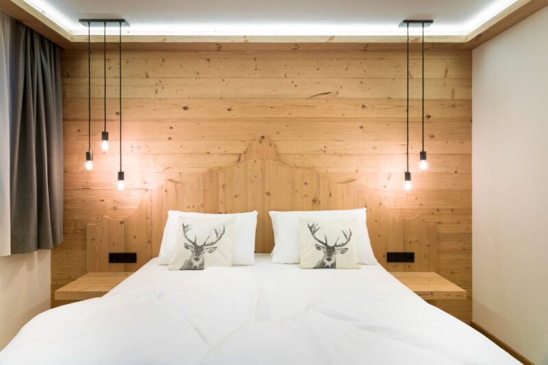 Schlafzimmer Zirbe, Tischlerei Lanser, Charlet