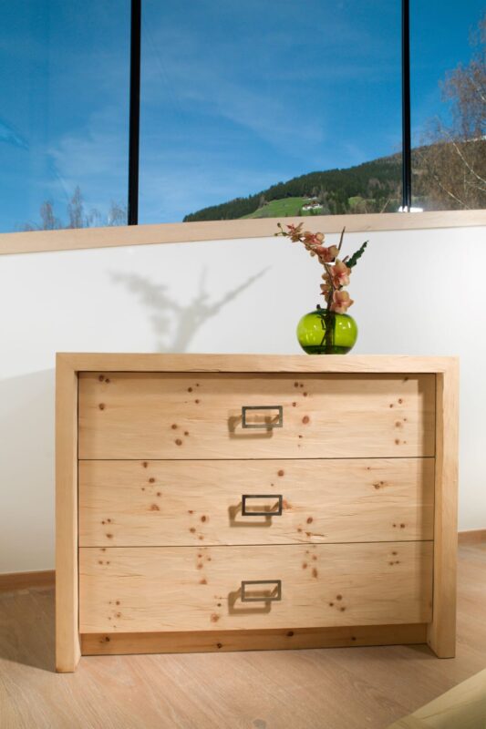 Schlafzimmer Zirbe, Bett, Showroom Lienz und Arnbach, Tischlerei Lanser